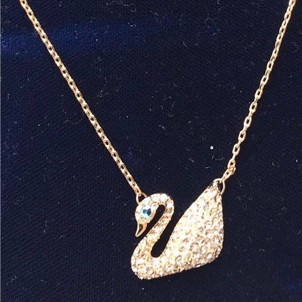 New Swarovski Crystal rose color necklace.
Swarovski swan Necklace